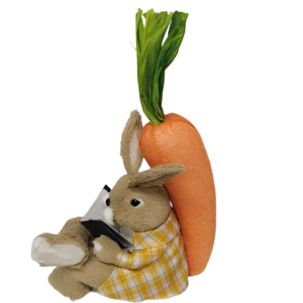 Rabbit leaning against carrot 37cm